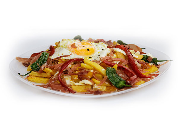 Huevos rotos con jamón y pimientos de Padrón